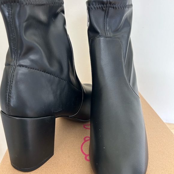Women’s Black boot- new w/o tags stretch ankle boot, round toe - Picture 3 of 6